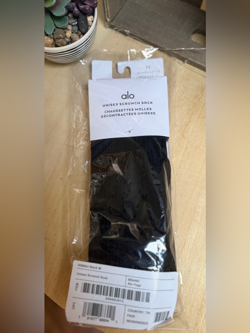 NWT Alo Yoga Unisex Scrunch Sock Black Medium Ribbed Crew Slouchy Athleisure - Picture 3 of 9